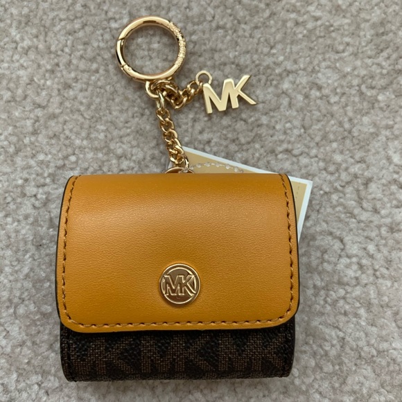 Michael Kors AirPod case - Picture 6 of 10